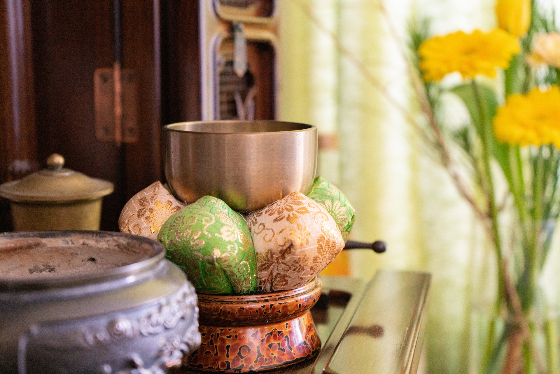 仏壇のりん、鳴らすマナーとは