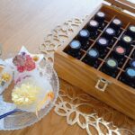 アロマオイルとフラワーアレンジメント